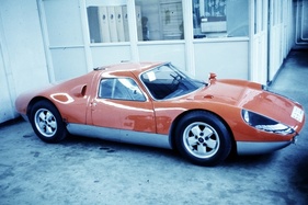 Als Peter Porsche für die Produktion verantwortlich war, liess er einen Porsche 904 speziell für die Verwendung auf der Strasse ausrüsten. Bemerkenswert: Die Türen reichen hier nur bis zur mittleren Karosseriekante anstatt weiter nach unten.