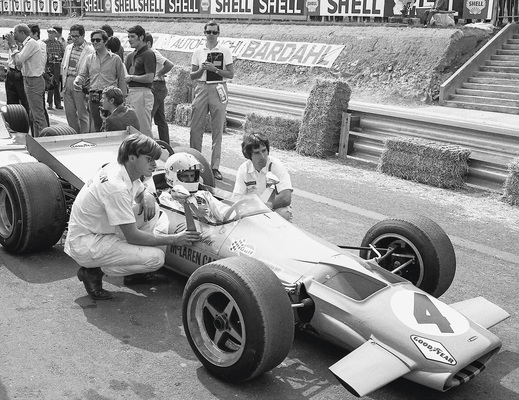 Bild Als Rennmechaniker bei McLaren (GP Frankreich 1969) - Buch "The Swiss Wiz: Edi Wyss - Ein Leben mit Renn- und Sportwagen"