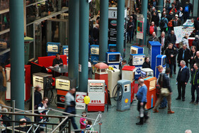 Als Super noch bleischwer war - alte Zapfsäulen gehören zu den unvermeidlichen Attributen großer Oldie-Börsen. (Bremen Classic Motorshow 2018)