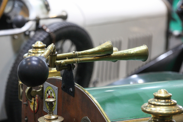Als auch die Hupe noch komplett mechanisch war ... - Rétromobile Paris 2022