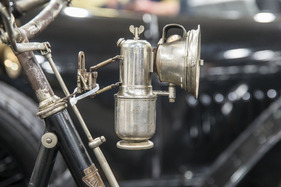 Als es noch kein wildes LED-Geflacker gab, sah so eine Fahrradleuchte aus – natürlich ohne den modernen Kabelbinder – Bremen Classic Motorshow 2024