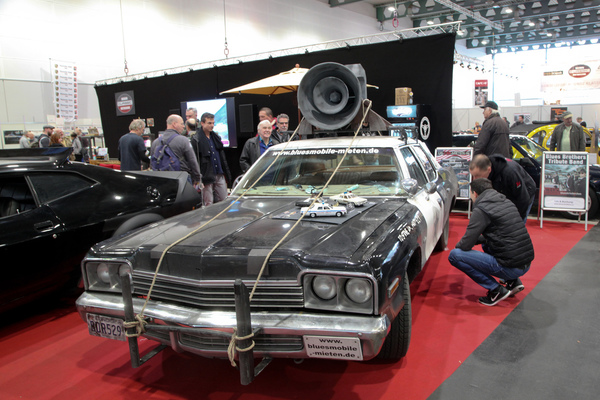 Als ob er direkt aus dem Film "Blues Brothers" käme - dreckig und mit dem Lautsprecher für die Tour-Promotion - Bremen Classic Motorshow 2019