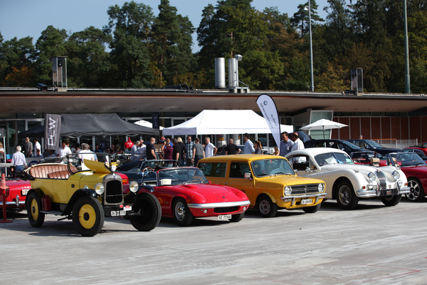 Alt und jung, Sportwagen und Kombi, alles durcheinander - Eindrücke DolderClassics vom 7. September 2014