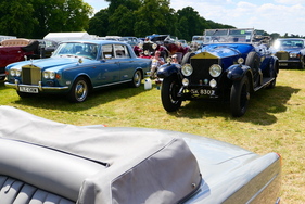 Alt und sehr alt: 40/50 HP von 1924 neben einem Silver Shadow der Siebziger