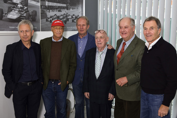 Bild: Alte Kameraden - Kurt Bergmann (3. v. r.) feierte im Februar 2009 seinen 80. Geburtstag. Zu den Gratulanten gehörten auch seine früheren Fromel-V-Zöglinge Erich Breinsberg, Niki Lauda, Dr. Helmut Marko, Peter Peter und Dieter Quester (v. l.)