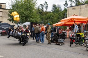 Alte und neue Motorräder und Gespanne am Töffträff