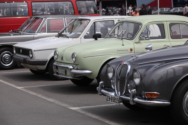 Alter und Vergänglichkeit - Renault Dauphine und betragter VW Golf 1 - Swiss Classic World Luzern 2019