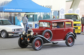 Altes Auto, junger Fahrer: Fiat Balilla bei der Einfahrt - 5. Old Wheels Biel/Bienne 2024 Altes Auto, junger Fahrer: Fiat Balilla bei der Einfahrt - 5. Old Wheels Biel/Bienne 2024