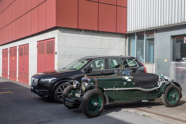 Altes Eisen neben modernem SUV - Kerenzerbergrennen 2022