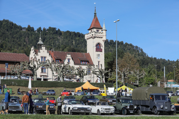 Bild: Altes Eisen vor altem Gemäuer - Albisgütli Classic Cars & Bikes September 2022