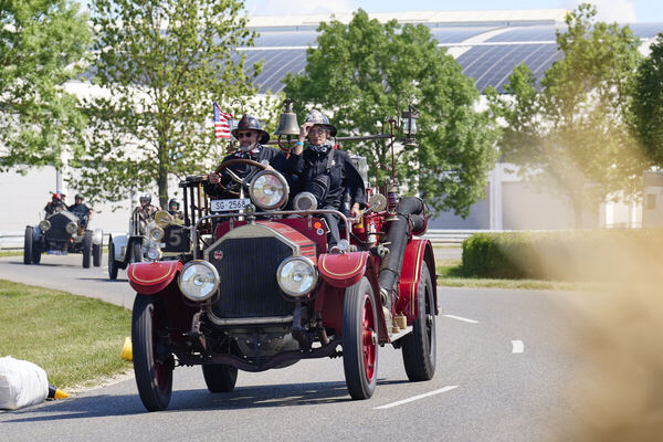 Bild: Altes Feuerwehrauto auf dem Rundkurs der Klassikwelt Bodensee 2025