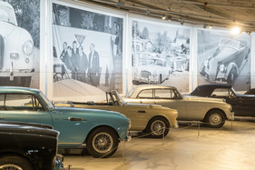 Alvis Graber vor historischen Fotografien an der Wand - Sonderschau "Meisterwerke des Hermann Graber" im Pantheon Basel