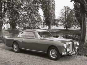 Alvis TC 108G Graber (1957) - die Schweizer Kreation passt auch in England gut zum Landhaus