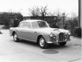 Alvis TC 108G Graber (1959) - vor dem Wohnhaus von Hermann Graber (mit dem berühmten Eisentor)