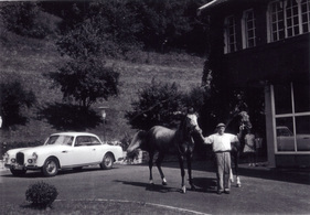 Alvis TC 108G Graber Special (1957) - Auf einem Hof in St. Imier
