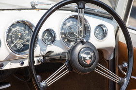 Alvis TC 21/100 Graber Super Cabriolet (1955) – Blinkerhebel in der Lenkradnabe mit automatischer Rückstellung