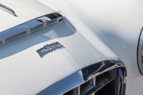 Alvis TC 21/100 Graber Super Cabriolet (1955) – Filigranes Formenspiel: nur der Deckel der Lufthutze klappt mit der Motorhaube nach oben. Die "Zähne" bleiben stehen.jpg (1955)