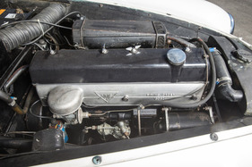 Alvis TC 21/100 Graber Super Cabriolet (1955) – Ordnung muss sein: Eine Blende kaschiert Verteilerkappe und Zündkabel