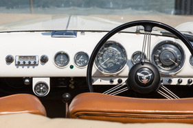 Alvis TC 21/100 Graber Super Cabriolet (1955) – Sechs Smiths-Instrumente im Armaturenbrett. Tacho und Drehzahlmesser sind gegenläufig, das zweite Wasserthermometer nachgerüstet (1955)