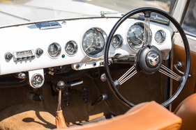 Alvis TC 21/100 Graber Super Cabriolet (1955) – Von dicken Chromringen umrandet erinnern die Instrumente ein wenig an die Bullaugen eines Schiffes