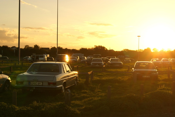 Am Abend lichtet sich der Parkplatz. Das Strichacht-Coupé schaut in den Sonnenuntergang – Veterama Mannheim 2022