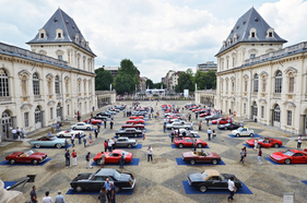Im Hof des Schlosses Valentino in Turin: Aufstellung der rund fünfzig am Concorso d’Eleganza teilnehmenden Pininfarina-Schöpfungen.