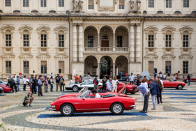 Bild Im Hof des Schlosses Valentino in Turin: Aufstellung der rund fünfzig am Concorso d’Eleganza teilnehmenden Pininfarina-Schöpfungen.