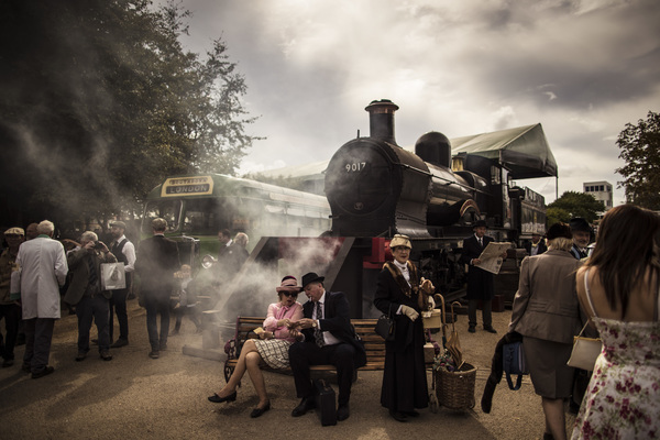 Bild Am Ende einer Zeitreise? Fast, wäre da nicht der Typ links, der eine moderne Fotokamera benutzt -Goodwood Revival 2018