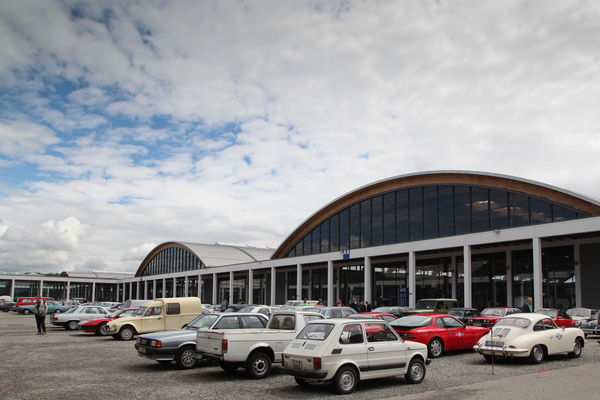 Am Freitag war der Besucherparkplatz zwischen den Hallen gut gefüllt - Motorworld Classics Bodensee 2019