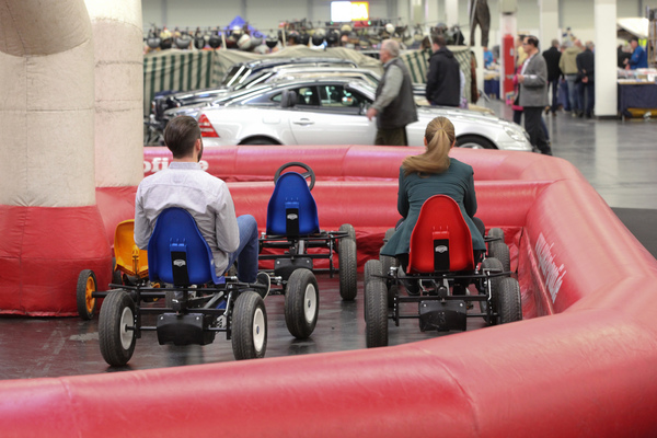 Am Freitag wenig Andrang beim Indoor-Ketcar-Kart-Fahren - Retro Classics Bavaria 2019