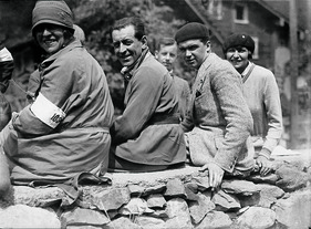 Am Klausenpassrennen 1927 von links nach rechts - Ernes Merck, Adolf Rosenberger, Rudolf Caracciola und „Charly“ Caracciola