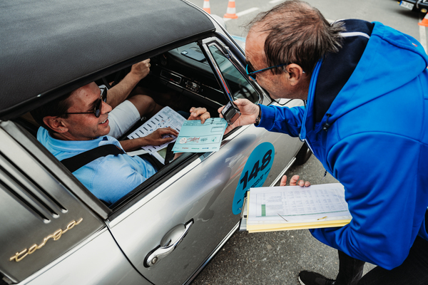 Am Kontrollpunkt im Porsche Targa – 36. Kitzbüheler Alpenrallye 2023