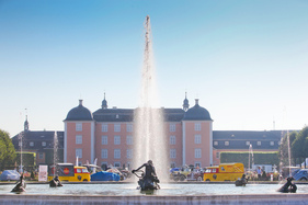 Am Morgensind noch viele Autos zugedeckt, langsam strömen die Besucher herein - Classic-Gala Schwetzingen 2021 Am Morgensind noch viele Autos zugedeckt, langsam strömen die Besucher herein - Classic-Gala Schwetzingen 2021