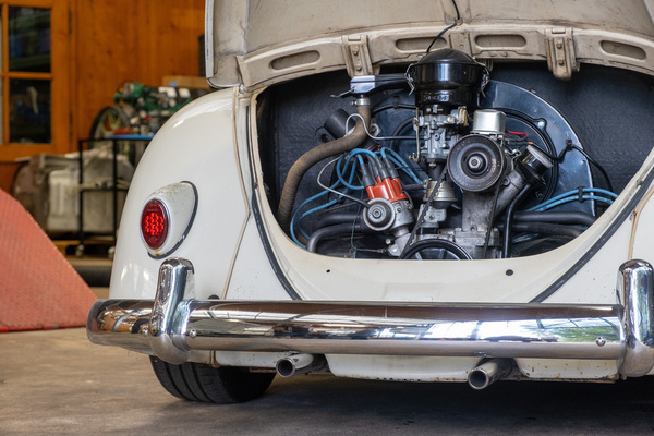 Am Motor des VW liess sich wunderbar die historische Technik überblicken – 8. Autos von Dazumal 2023