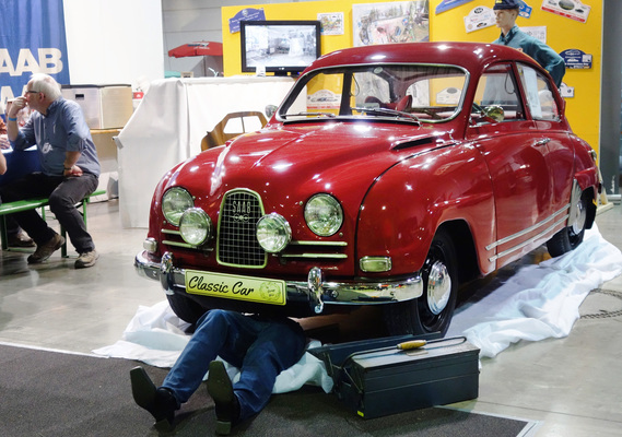 Am Saab 96 gibt es immer etwas zu reparieren, scheinbar (Autojumble Luxemburg-Stadt 2018)