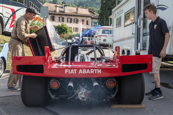 Am Samstag-Vormittag versetzten die vielen Rennmotoren mit ihrer Warmlauf-Phase die kleine Gemeinde in den Ausnahmezustand.