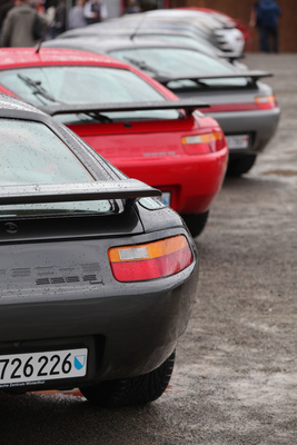 Am Styling des Porsche 928 wurde immer wieder gearbeitet, hier spätere Exemplare - OSMT Zug im September 2017