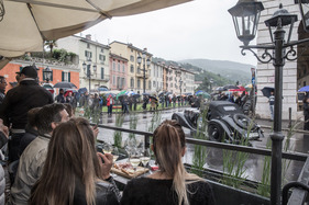 Am Trockenen lässt es sich gut zuschauen - Mille Miglia 2016 Am Trockenen lässt es sich gut zuschauen - Mille Miglia 2016