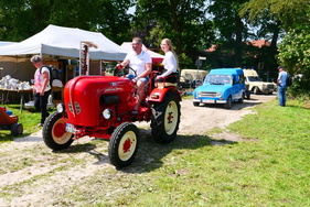 Am heißen Sommerwochenende wahrscheinlich die angenehmste Fortbewegungsart: Hoch oben und luftig auf einem Porsche Diesel Junior zu thronen. – Bockhorner Oldtimermarkt 2025