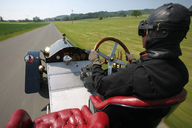American LaFrance (1915) - das Lenkrad locker in der Hand, die Lenkung ist sehr direkt ausgelegt