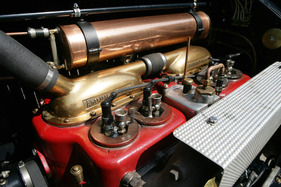 American LaFrance (1915) - das Rot des Motorblockes erinnert an die parallel gebauten Feuerwehrautos