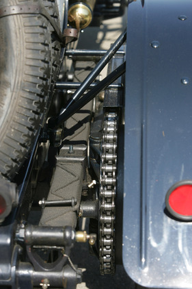 American LaFrance (1915) - die Hinterräder werden über Ketten angetrieben