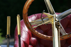 American LaFrance (1915) - wichtige Einstellungen können am Lenkrad vorgenommen werden