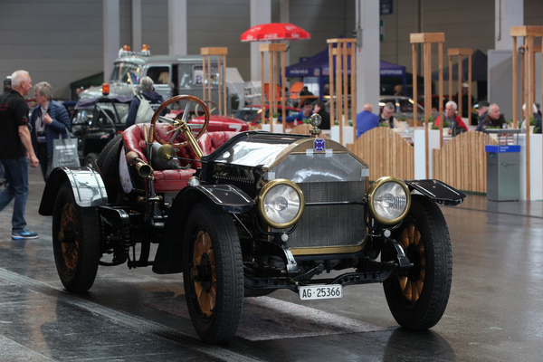 Bild American LaFrance - gleich ein Dutzend Fahrzeuge wartet auf die Demorunden - Motorworld Classics Bodensee 2019