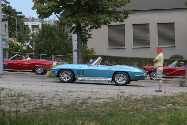 Amerikaner (fast) unter sich, im Vordergrund eine Chevrolet Corvette C2 - Albisgütli Classics Cars & Bikes Juli 2025