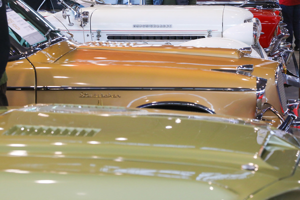 Amerikaner in Chrom und Glanz auf dem Stand von Classicbid - 24. Retro Classics Stuttgart 2025