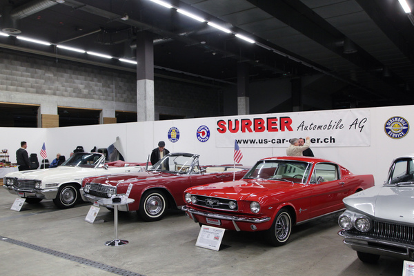 Amerikaner in Reih' und Glied beim Surber US Car Center - Oldtimermesse St. Gallen 2018