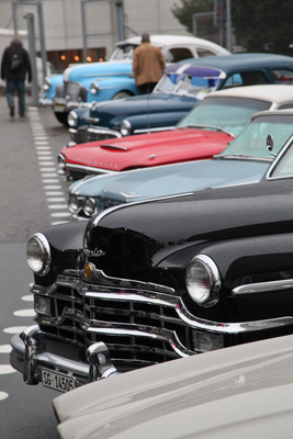 Amerikaner in Reih' und Glied vor den Hallen - Oldtimermesse St. Gallen 2018
