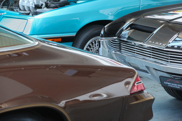 Amerikaner unter sich, Chevrolet Camaro, Oldsmobile Toronado und Chrysler LeBaron - Versteigerung der Oldtimer Galerie in Toffen am 26. März 2022