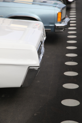 Amerikanerwagen mit kantigen Design kontrastieren zu den runden Punkten am Boden - Oldtimermesse St. Gallen am 30. Oktober 2016